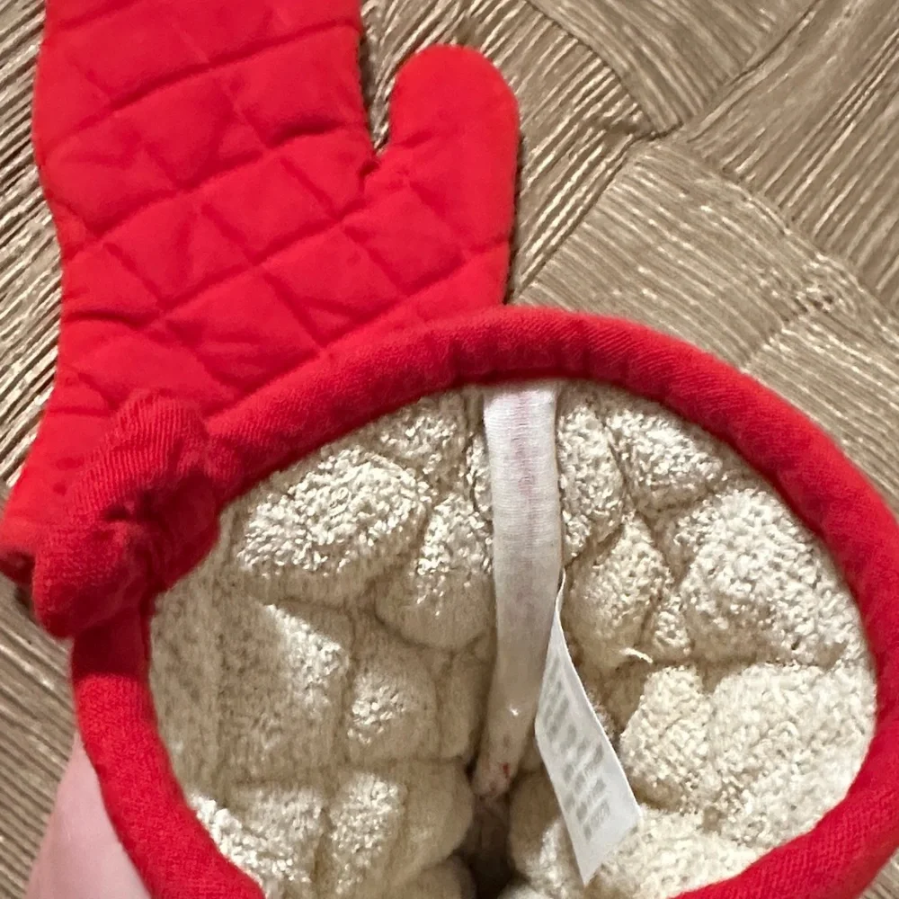 NWOT Sur La Table Red and White Quilted Oven Mitts